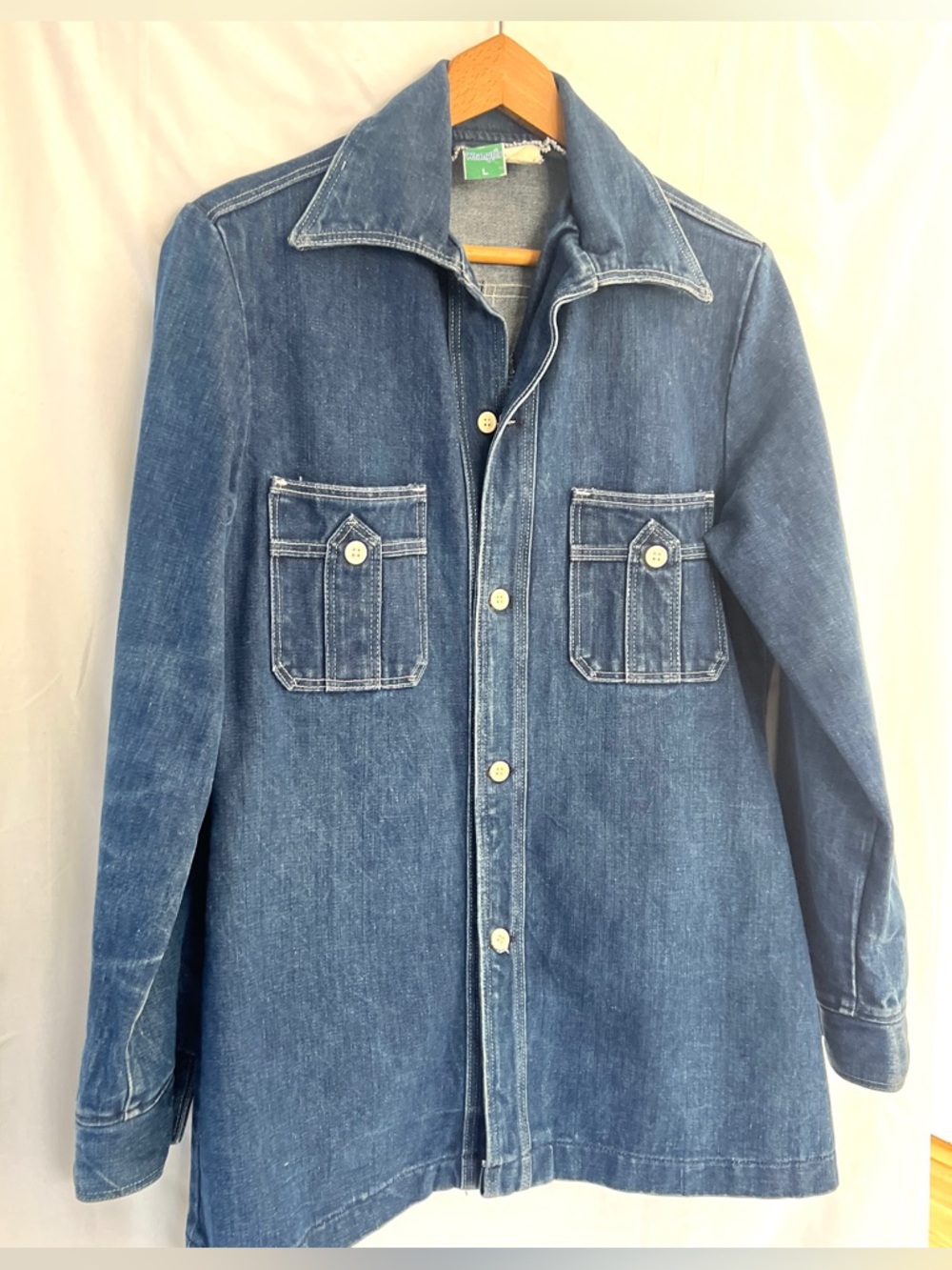 VTG 70s Wrangler denim jacket- button front, collared rare design USA L